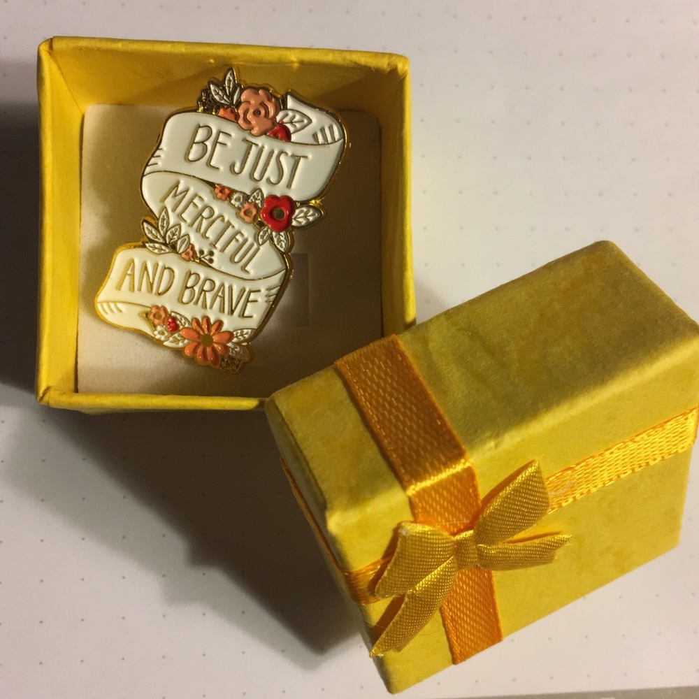 Chronicles of Narnia quote metal & enamel pin NIB - Picture 6 of 6